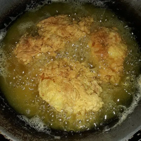 Goreng ayam hingga matang, dengan api sedang agar daging ayam matang merata.