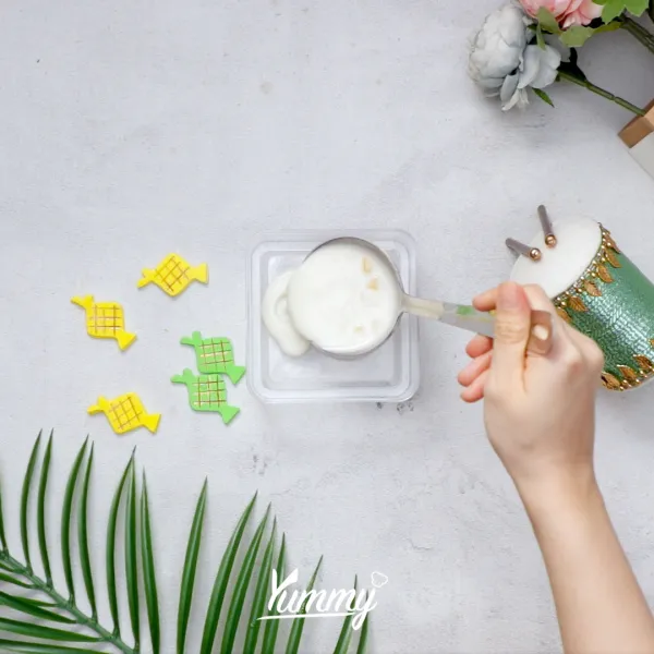 Siapkan wadah, taruh roti tawar.