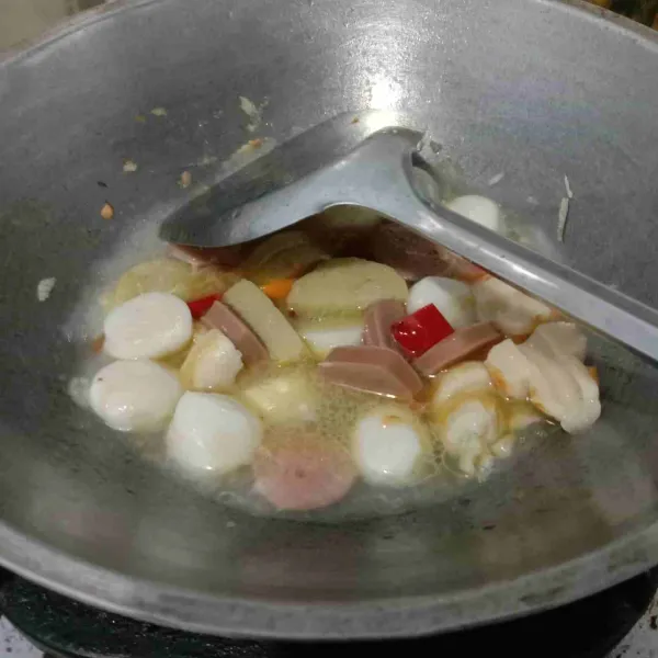 Masukkan aneka bakso, aduk rata, beri sedikit air.