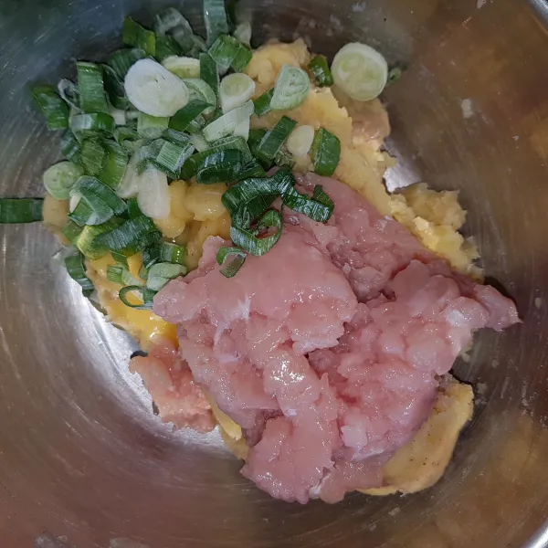 Kemudian masukkan cincangan daging ayam, irisan daun bawang dan 1/2 bagian kocokan telur. Aduk hingga tercampur rata dan koreksi rasa.