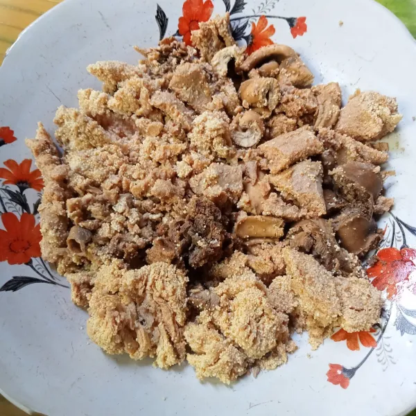 Rebus telur ikan hingga matang, tiriskan dan hancurkan dengan sendok.