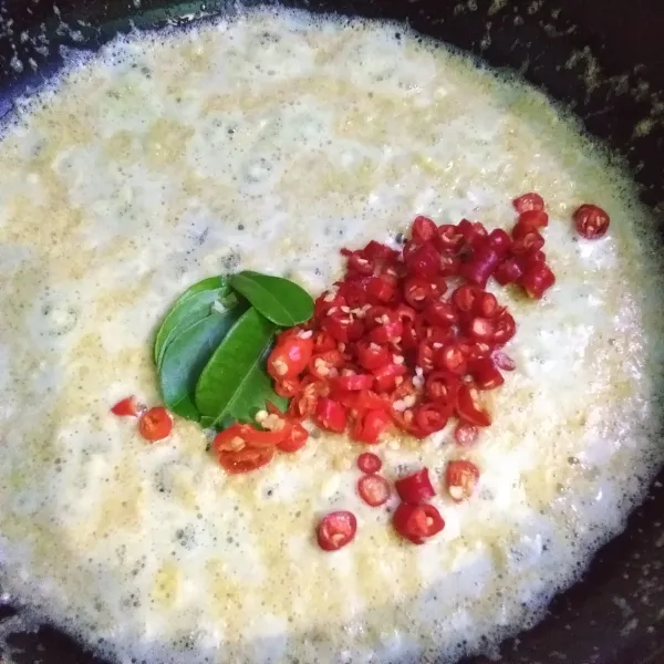 Kemudian tambahkan cabai dan daun jeruk. Tumis sampai cabai layu