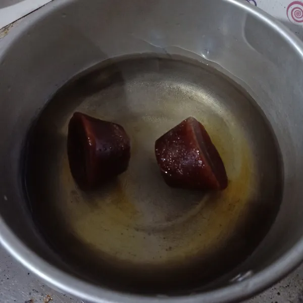 Untuk bikin kuah, rebus air, gula merah, gula pasir sampai mendidih.