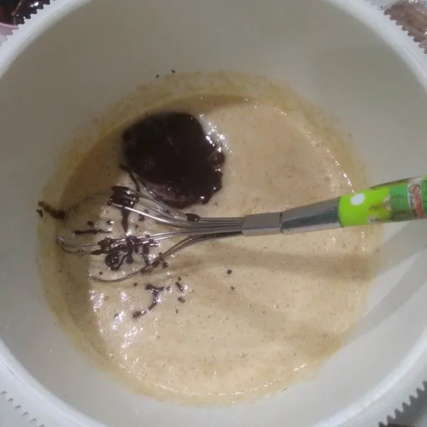 Tuang lelehan coklat dan margarin. Aduk rata.