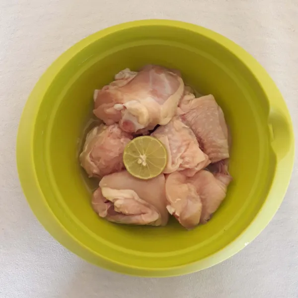 Potong daging ayam menjadi 6 bagian, cuci bersih lalu lumuri dengan air  perasan jeruk nipis.