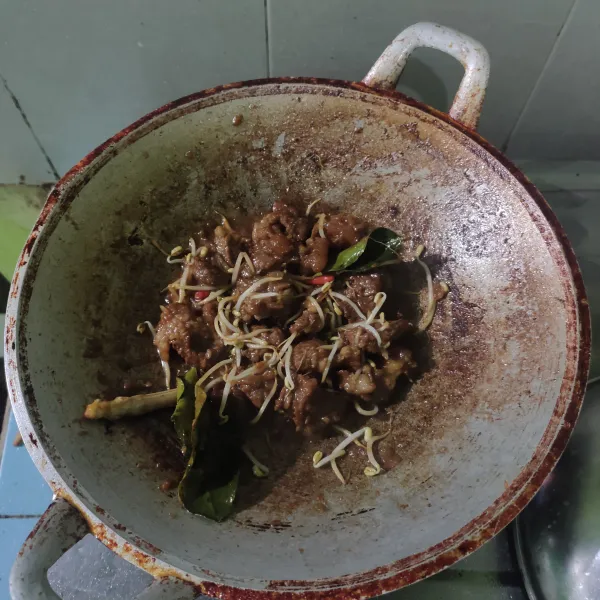 Biarkan hingga kuah menyusut. Masukkan kecap manis saat kuah sisa setengahnya. Masukkan tauge dan aduk sebentar. Biarkan kuah menyusut. Koreksi rasa dan sajikan.