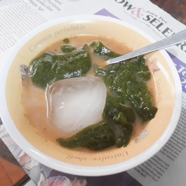 Ambil daluman dengan bantuan sendok, masukkan dalam mangkok. Siram dengan kuah santan & gula aren. Tambahkan es batu. Es daluman siap disajikan