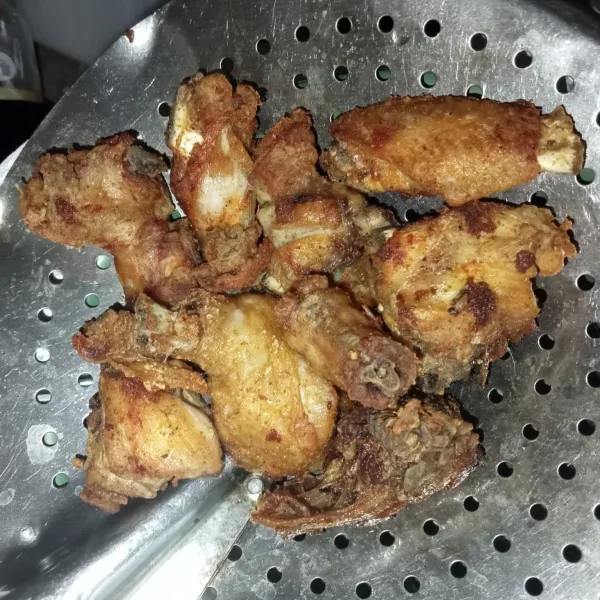 Lalu goreng ayam hingga matang, tiriskan.