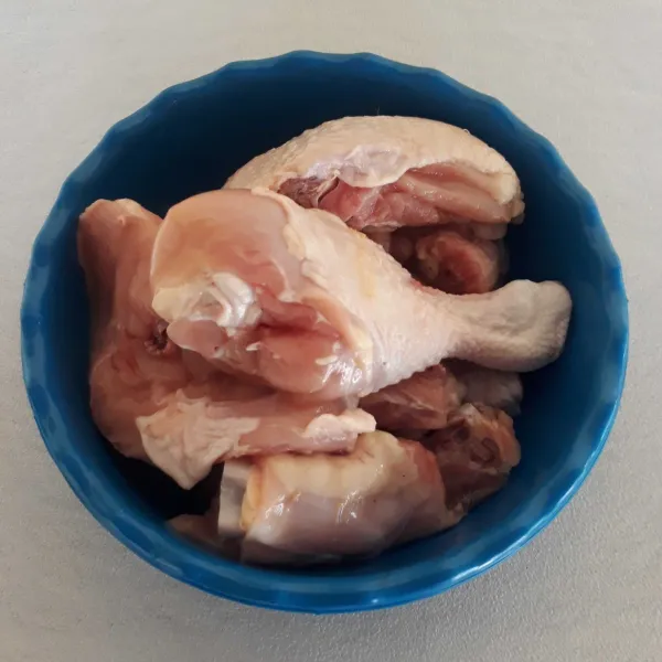 Potong ayam menjadi 8 bagian lalu cuci bersih.