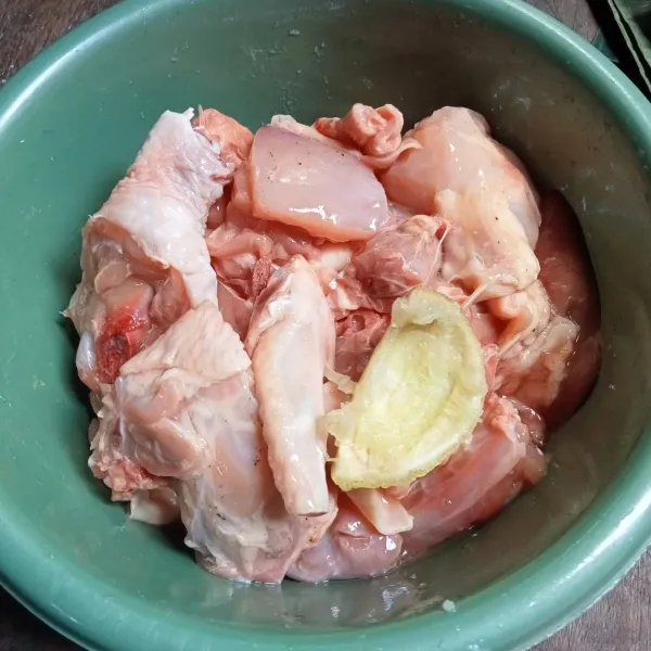 Baluri ayam dengan garam, kaldu jamur dan jeruk nipis.