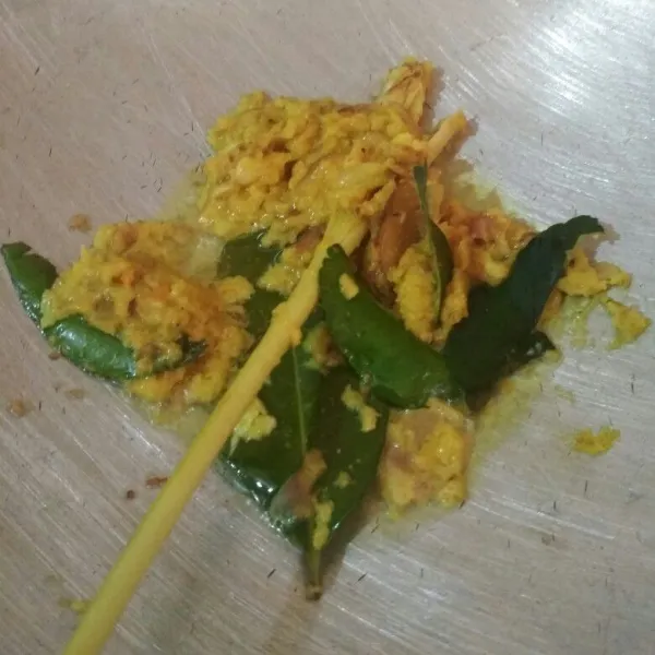 Tumis bumbu halus bersama serai, daun salam, daun jeruk, lengkuas yang sudah digeprek hingga harum
