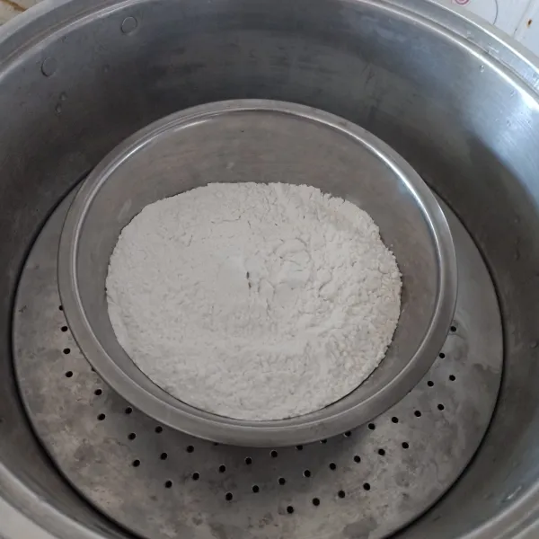 Kukus tepung beras ± 10 menit, sampai tepung terasa panas.