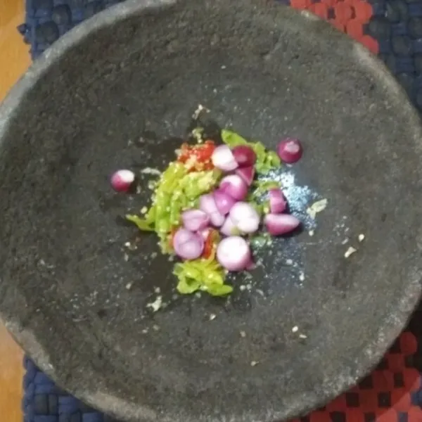 Ulek kasar cabai rawit, bawang merah, bawang putih dan garam.