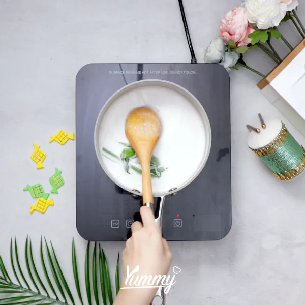 Ketika mendidih, kecilkan api dan campurkan larutan maizena, aduk hingga mengental, tambahkan jagung manis.