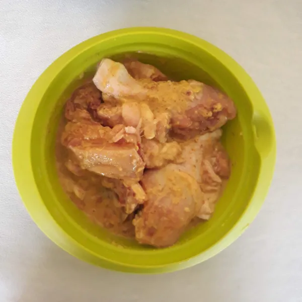 Masukkan ayam ke dalam bumbu dan lumuri sampai rata. Diamkan selama 30 menit di dalam lemari es.