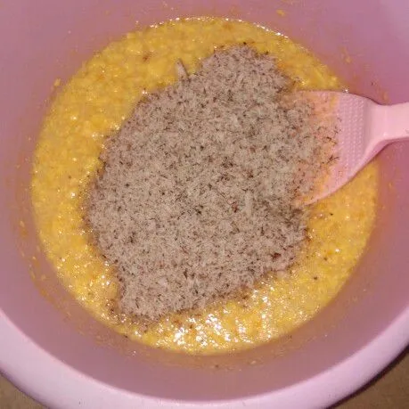 Kocok mentega yang sudah dicairkan, telur dan gula pasir sampai tercampur rata, lalu masukan kelapa sangrai dan santan, aduk rata