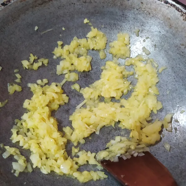 Tumis bawang putih dengan margarin, masukkan bawang bombay, aduk sampai harum.