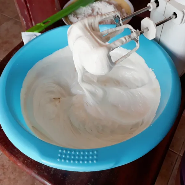 Mixer gula, SP & telur dengan kecepatan tinggi hingga kental berjejak (7 -10 menit).