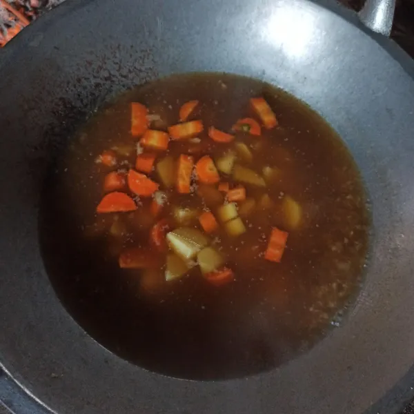 Masukkan kentang dan wortel hingga matang.
