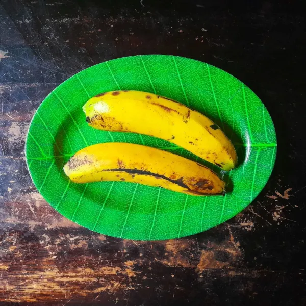 Persiapkan pisangnya, teman-teman juga bisa pakai yang jenis cavendish. Bila ingin lebih creamy hasilnya, potong-potong pisang kemudian bekukan semalaman sebelum dipakai.
