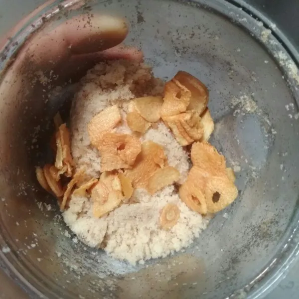 Buat bubuk koyanya, campur krupuk udang dan bawang putih goreng haluskan dengan chopper