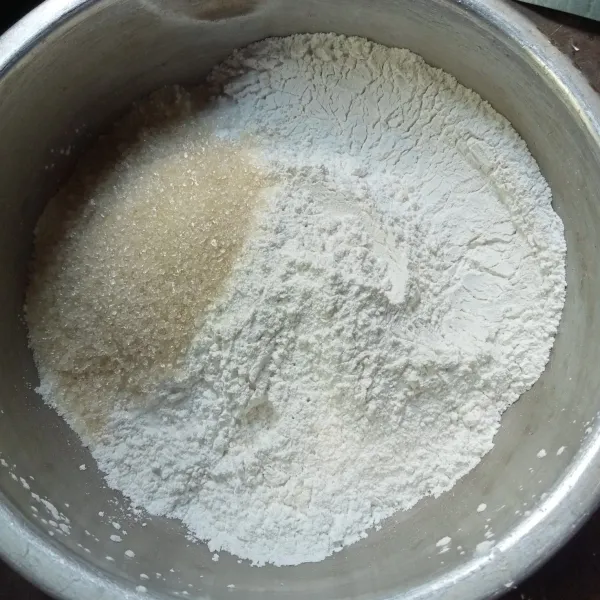 Campur tepung beras, tapioka, garam dan gula pasir.