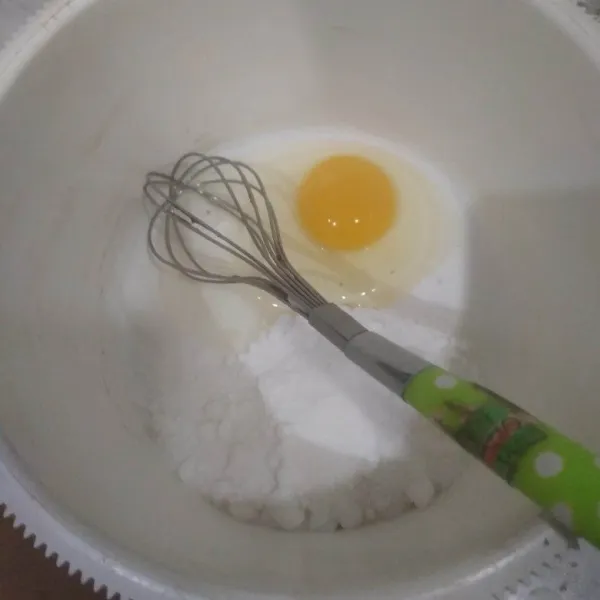 Kocok telur dan gula halus menggunakan whisk hingga gula larut.