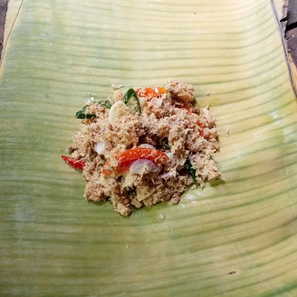 Bungkus menggunakan daun pisang dan semat dengan lidi kedua ujungnya.
