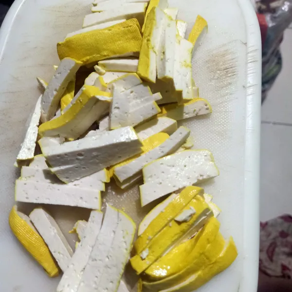 Tahu dipotong tipis-tipis memanjang lalu sisihkan.