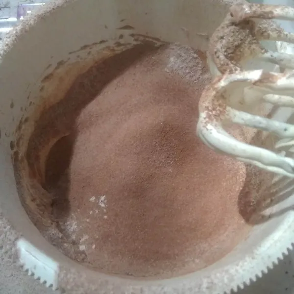 Masukkan tepung terigu, baking powder, garam dan coklat bubuk yang sudah diayak. Mixer asal rata.