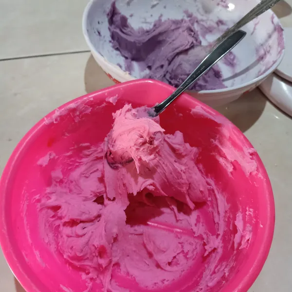 Masing-masing beri pewarna pink dan pasta taro.