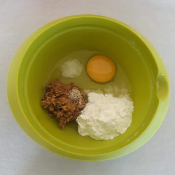 Campurkan tepung tapioka, telur, garam, gula dan bumbu halus dalam 1 wadah. Aduk sampai rata.