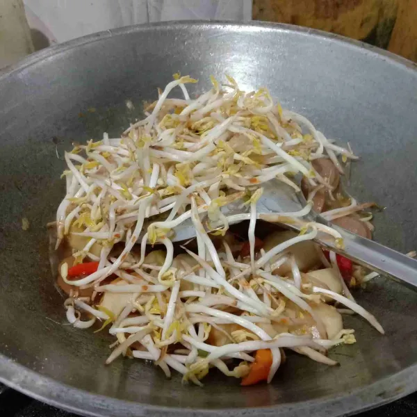 Terakhir masukkan tauge, aduk hingga tauge mulai matang, perbaiki rasanya, angkat dan sajikan.
