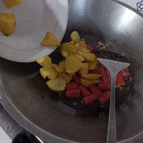 Masukkan kentang, aduk rata.