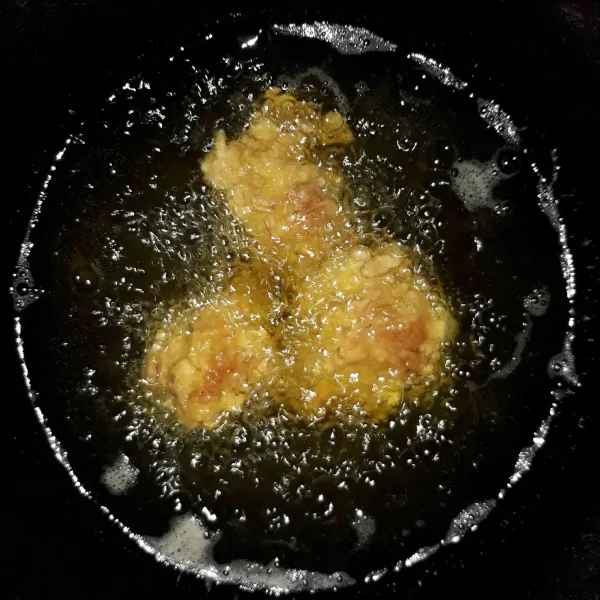 Goreng ayam ke dalam minyak panas menggunakan api sedang cenderung kecil sampai ayam berwarna keemasan dan matang. Angkat, tiriskan lalu sajikan.
