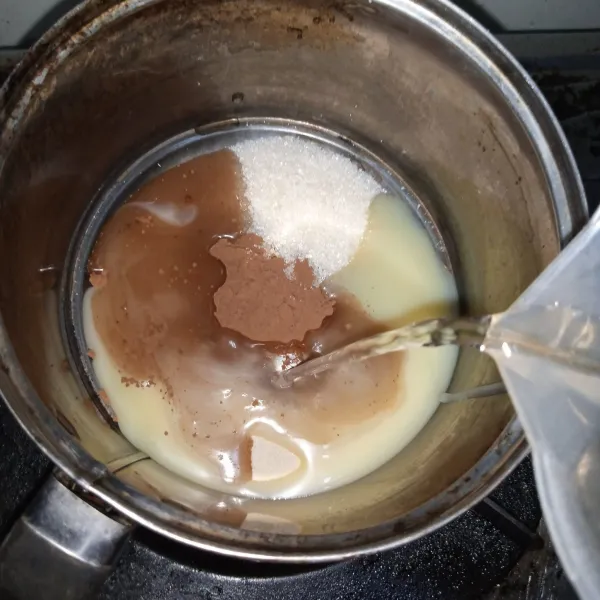 Campur bahan puding cokelat aduk rata. Masak dengan api sedang hingga mendidih, matikan api. Biarkan suhu ruang
