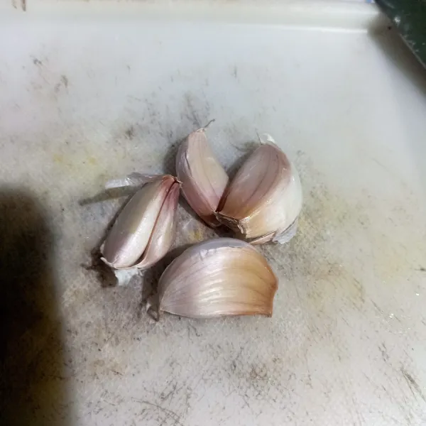 Siapkan bawang putih.