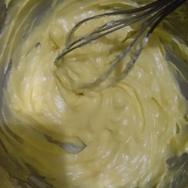 Mixer sebentar butter, margarin, kuning telur dan gula halus. atau cukup sampai tercampur rata saja. Disini saya menggunakan whisk