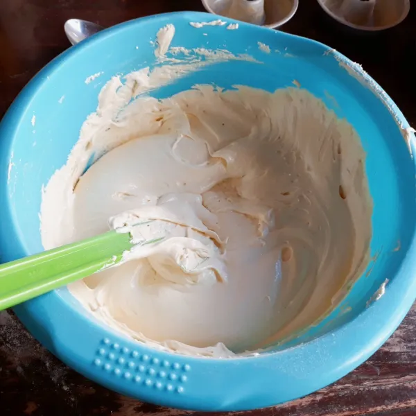Tambahkan susu kental manis & margarin, aduk rata dengan spatula.