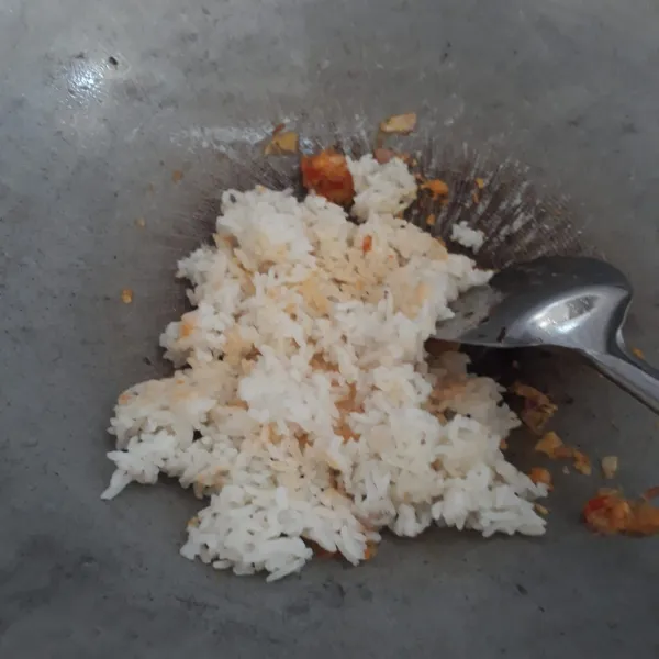 Tambahkan nasi, aduk rata.