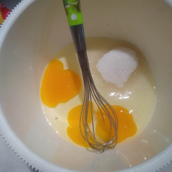 Kocok gula pasir dan telur hingga gula larut.