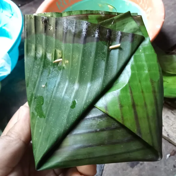 Ambil adonan secukupnya dan bungkus dengan daun pisang bentuk tum.