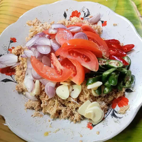 Masukkan tomat, cabai, bawang merah dan bawang putih, aduk hingga tercampur rata.