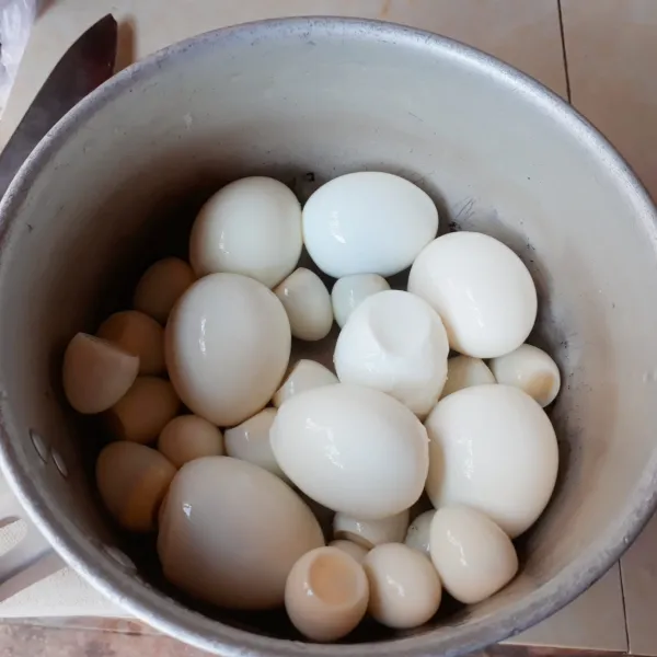 Rebus telur hingga matang. Kupas & cuci bersih. Tusuk-tusuk dengan garpu telur ayam.