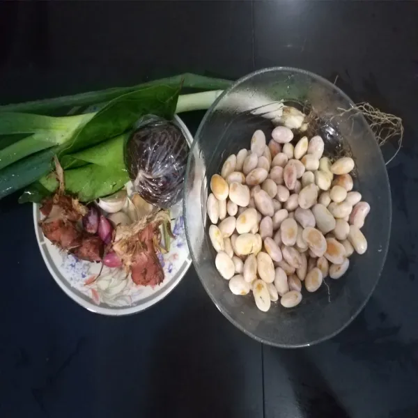 Siapkan bahan yang akan digunakan, iris bawang merah, bawang putih, daun bawang dan geprek lengkuas