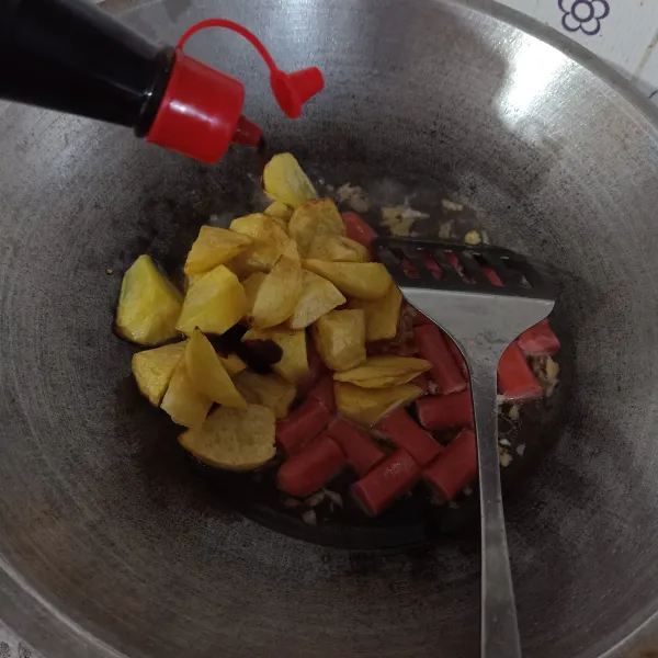 Masukkan saus teriyaki, kecap manis,  saus tiram, kecap inggris dan saos sambal, aduk rata lalu tambahkan lada bubuk dan garam.