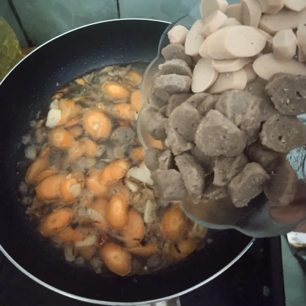 Kemudian masukkan bakso dan sosis, aduk sampai rata