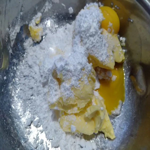Mixer gula dan margarin sebentar saja hingga tercampur rata kita-kira 30 detik. Kemudian tambahkan kuning telur, mixer hingga rata.