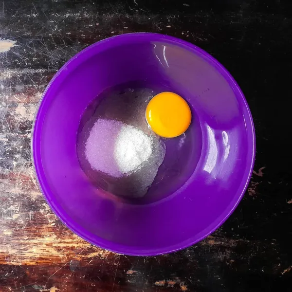 Kocok telur bersama gula pasir dan pasta vanilla menggunakan kocokan telur.