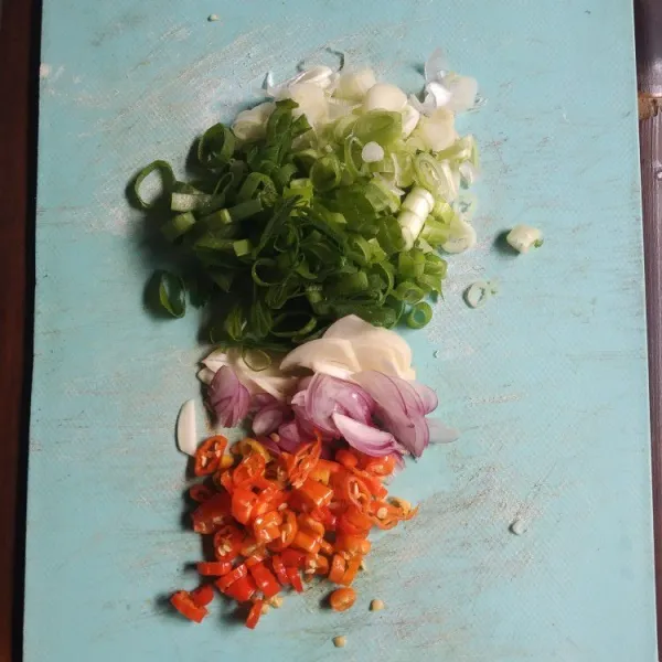 Rajang halus bawang merah, bawang putih, daun bawang dan cabe rawit.